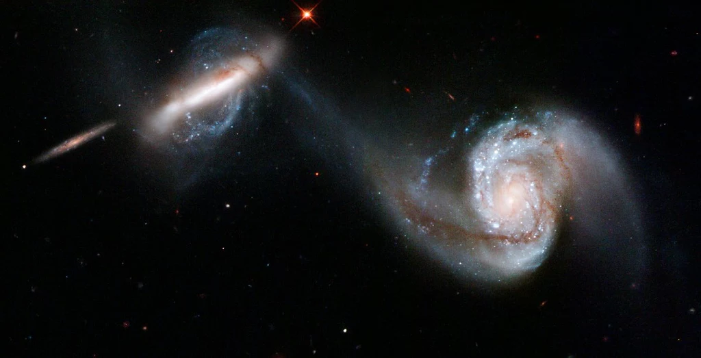 Para galaktyk (NGC 3808 i NGC 3808A) oraz strumień gwiazd i gazu pomiędzy nimi