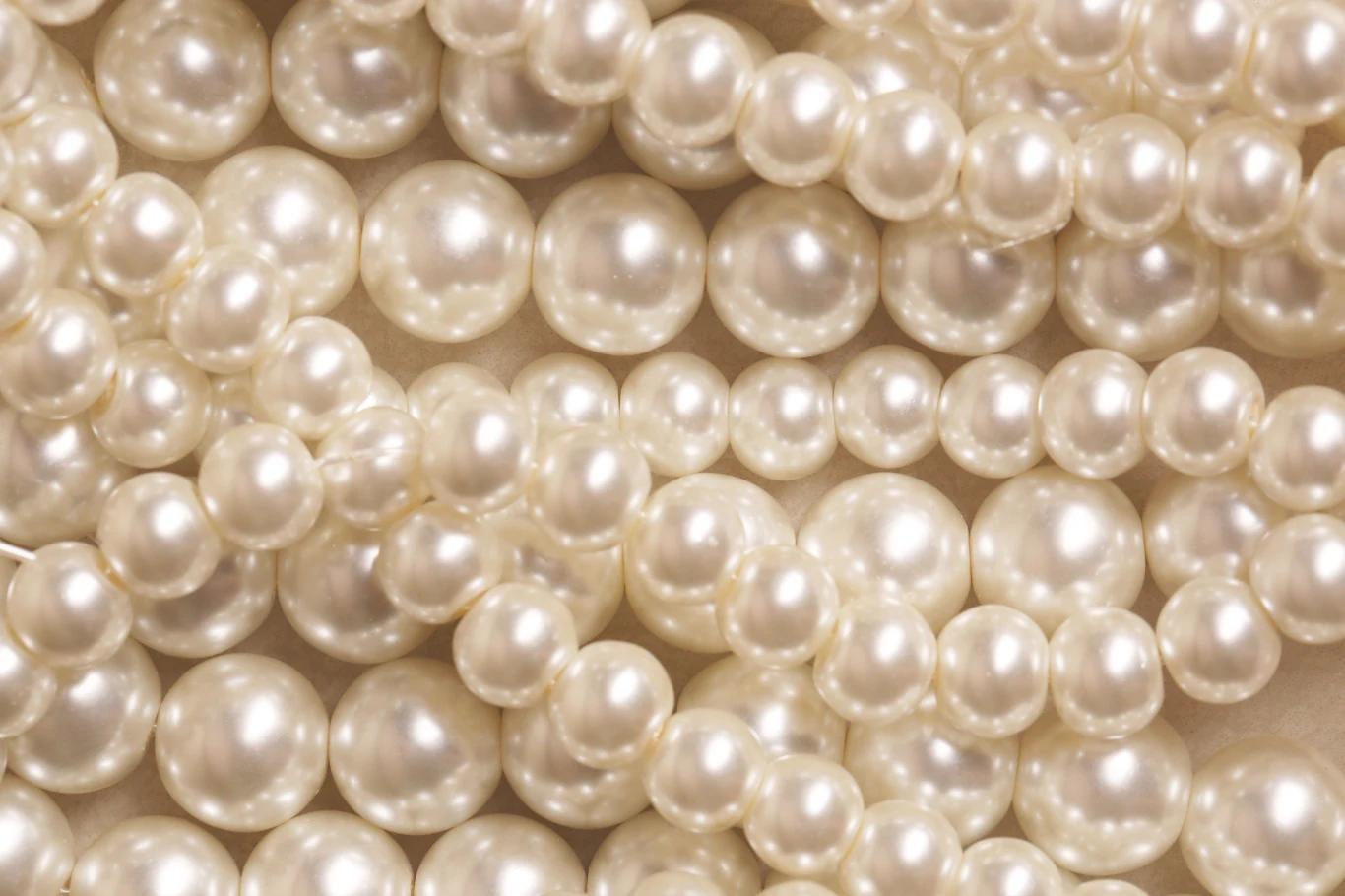 Sięgając po ubrania i akcesoria z dodatkiem pereł pamiętajmy, by zachować umiar! Sięgając po ubrania i akcesoria z dodatkiem pereł pamiętajmy, by zachować umiar!