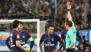 Neymar (drugi z prawej) otrzymuje czerwoną kartkę w starciu z Olympique Marsylia