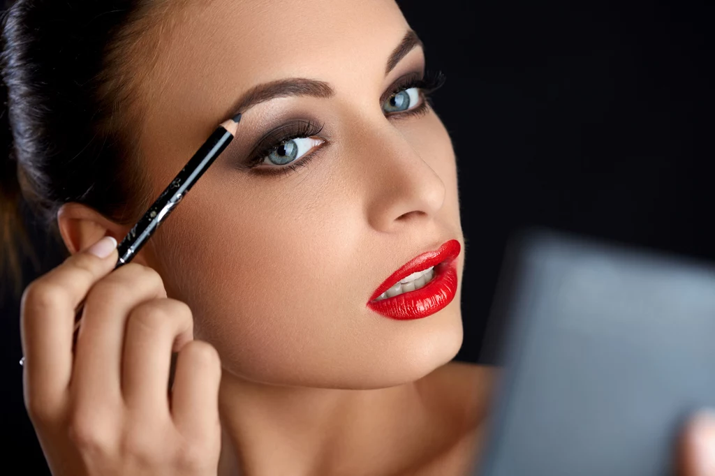 Prosty makijażowy trik może w łatwy i szybki sposób odjąć nam lat!