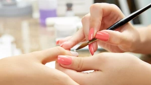 Manicure na jesień: złoto, czerwień lub cielisty beż