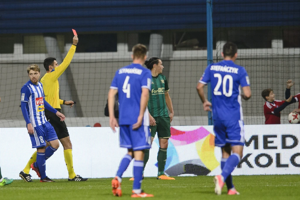 Sędzia Krzysztof Jakubik pokazuje czerwoną kartkę Igorsowi Tarasovsowi ze Śląska Wrocław Sędzia Krzysztof Jakubik pokazuje czerwoną kartkę Igorsowi Tarasovsowi ze Śląska Wrocław