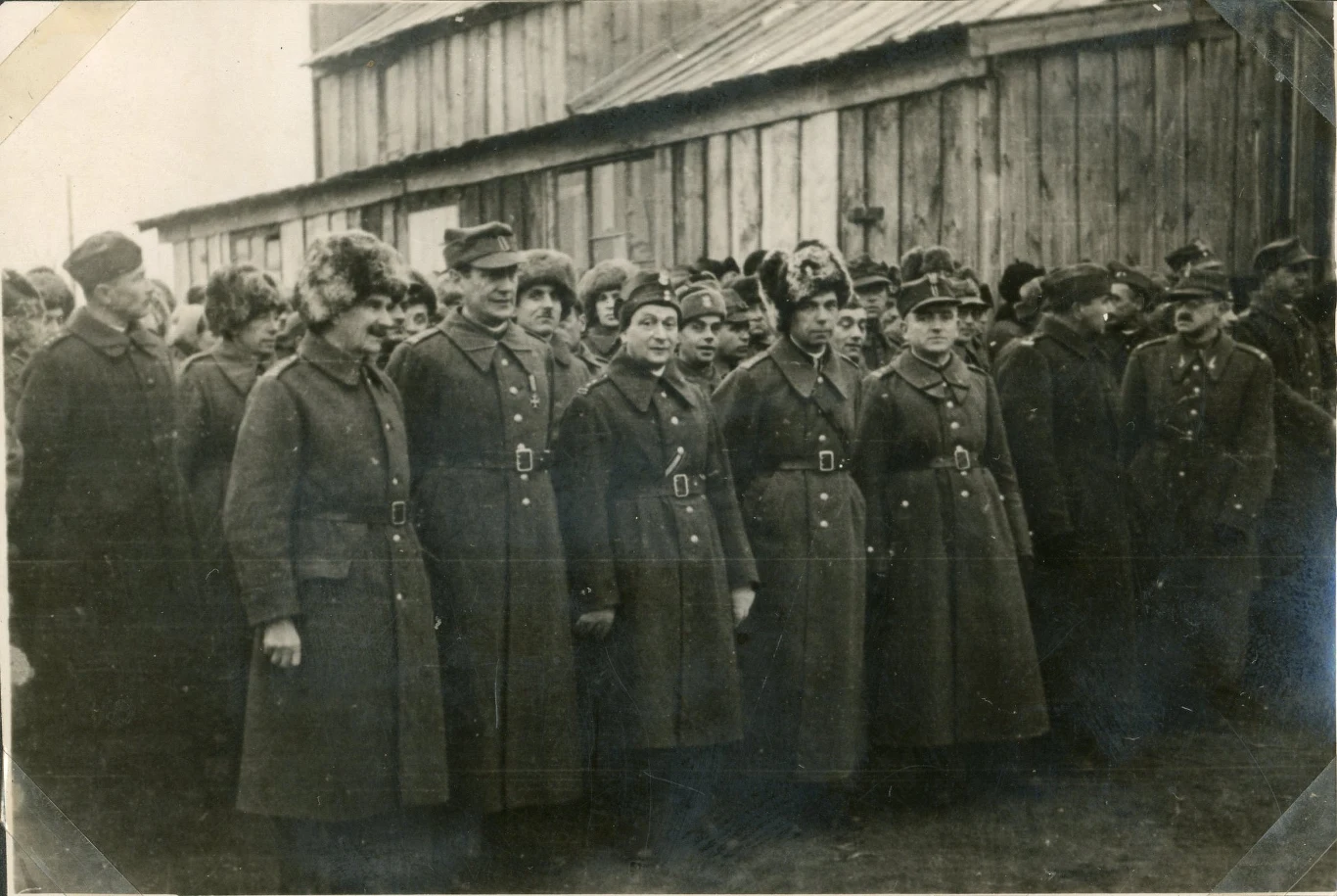 Nabożeństwo. Starszyzna, stoją od lewej: płk. Koc, płk. Schmidt, ppłk. Felsztyn, ppłk. Karnowski i mjr Barucki, Tock 11 XI 1941 r. AAN, Akta Leona Wacława Koca, sygn. 21.