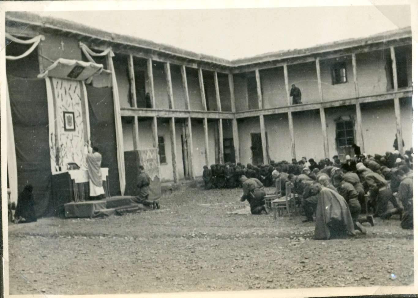Ks. Bednarczyk podczas Podniesienia, starszyzna klęczy. Święta Wielkanocne, Guzar 4–5 IV 1942 r. AAN, Akta Leona Wacława Koca, sygn. 21.