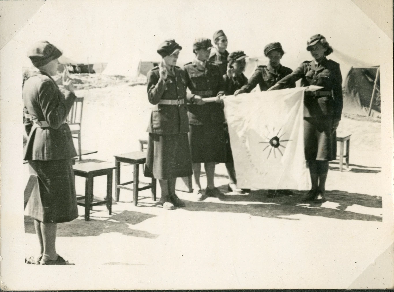 Przysięga ochotniczek Pomocniczej Służby Kobiet, przy sztandarze, Guzar 7 VI 1942 r. AAN, Akta Leona Wacława Koca, sygn. 21.