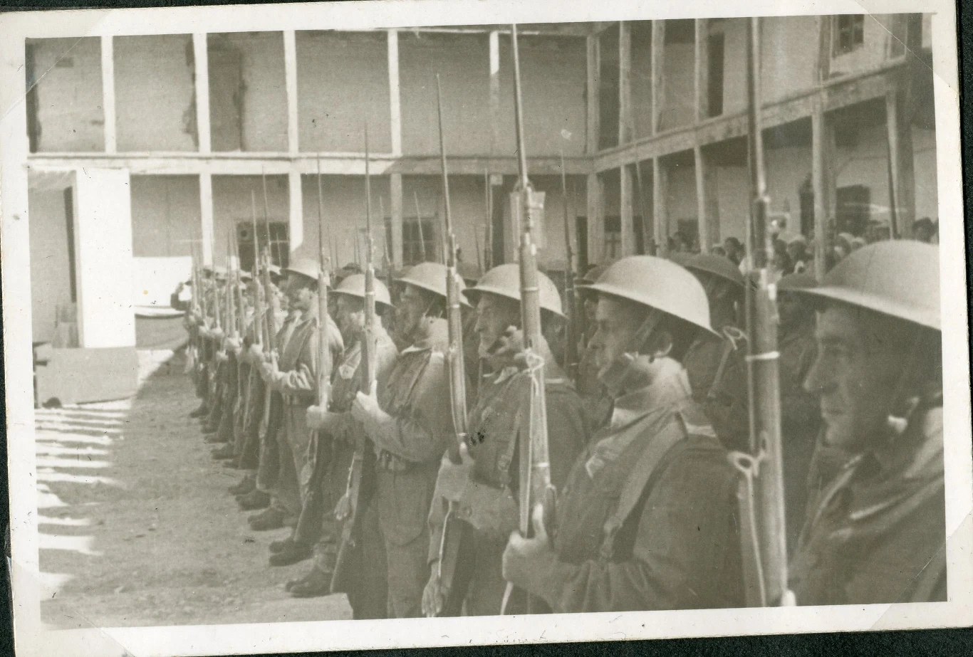 Kompania honorowa prezentuje broń, Guzar VI 1942 r. AAN, Akta Leona Wacława Koca, sygn. 22.