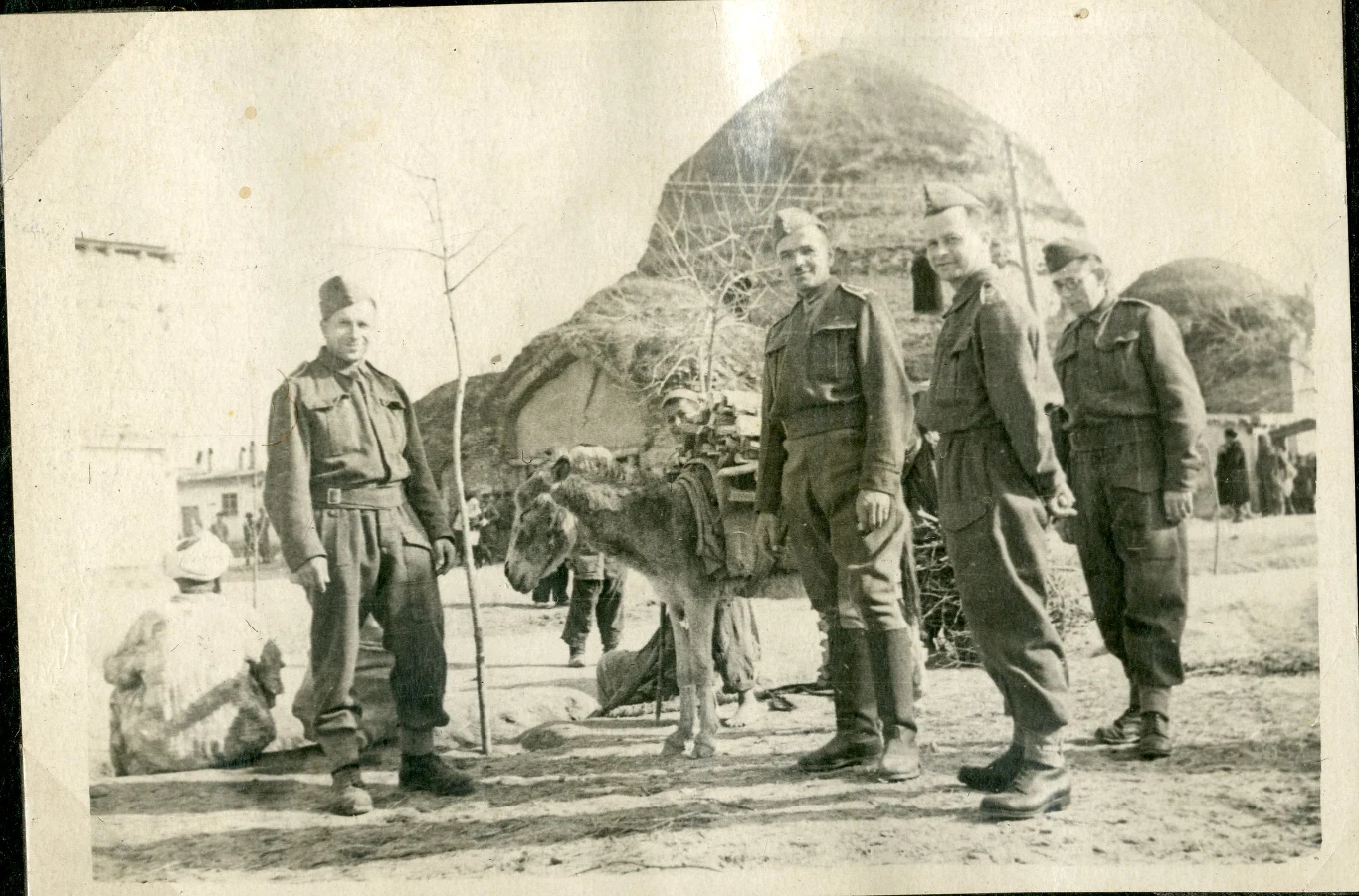 Żołnierze przed okrągłym meczetem, Szachrisabz IV 1942 r.  AAN, Akta Leona Wacława Koca, sygn. 22.