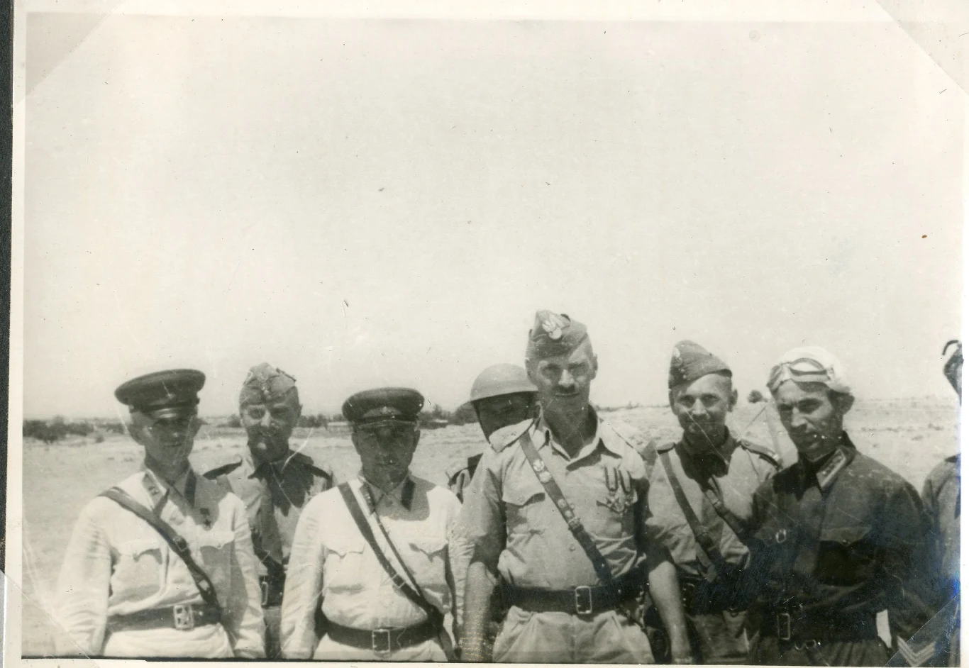 Gen. Władysław Anders z oficerami polskimi i bolszewickimi, Guzar VII 1942 r. AAN, Akta Leona Wacława Koca, sygn. 22.