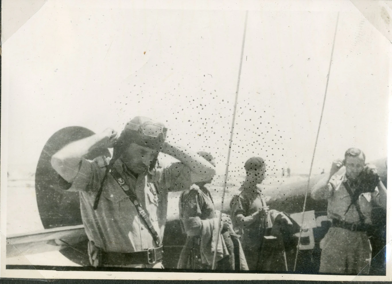 Gen. Władysław Anders przy samolocie, Guzar VII 1942 r. AAN, Akta Leona Wacława Koca, sygn. 22.