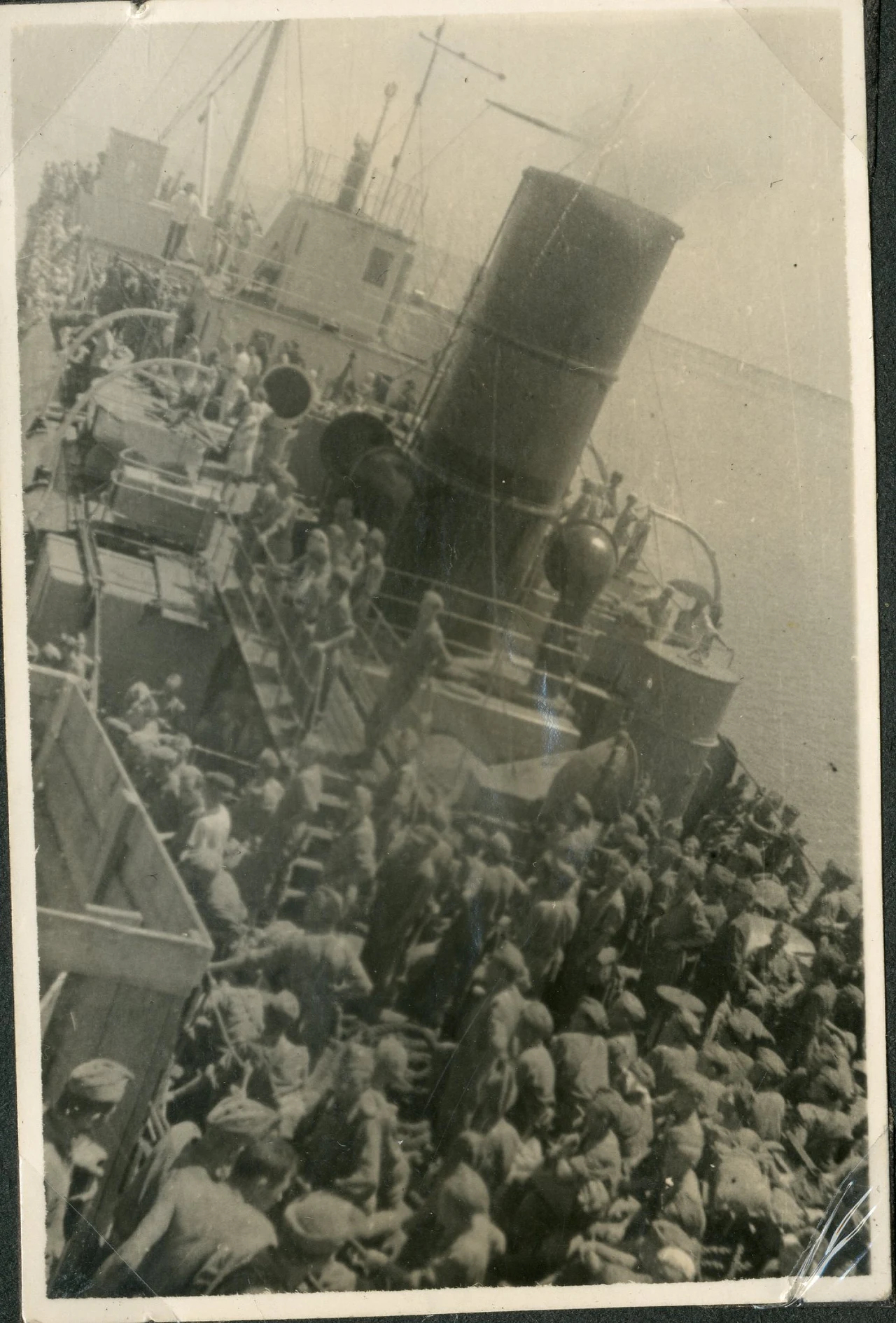 Okręt przy przystani napełniony żołnierzami, Krasnowodsk VIII 1942 r. AAN, Akta Leona Wacława Koca, sygn. 22.