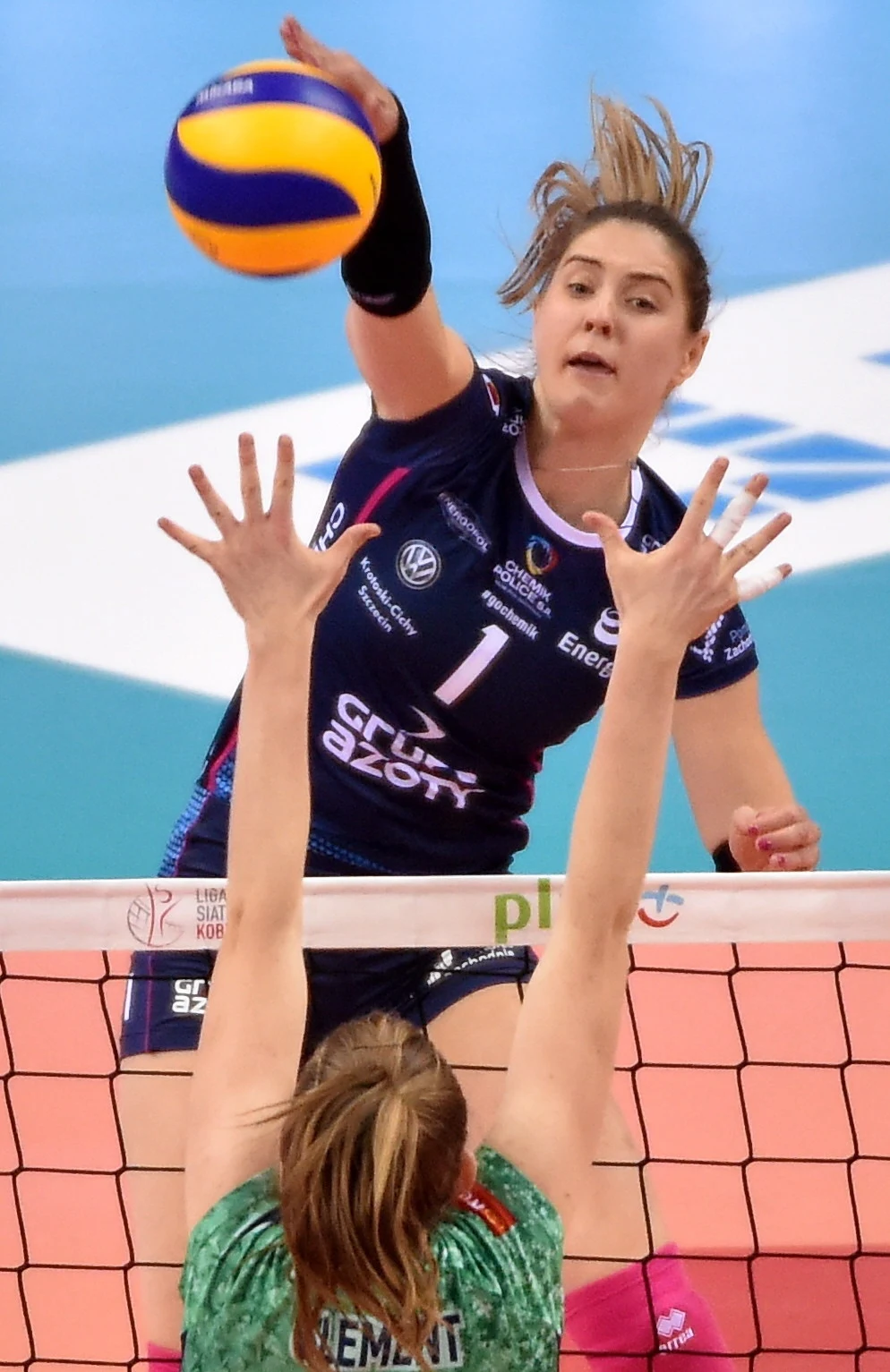 Najwięcej punktów dla gospodyń zdobyła Ewelina Brzeźińska. W ekipie mistrzyń Polski brylowały Natalia Mędrzyk (16) i Katarzyna Zaroślińska (14). Najwięcej punktów dla gospodyń zdobyła Ewelina Brzeźińska. W ekipie mistrzyń Polski brylowały Natalia Mędrzyk (16) i Katarzyna Zaroślińska (14).