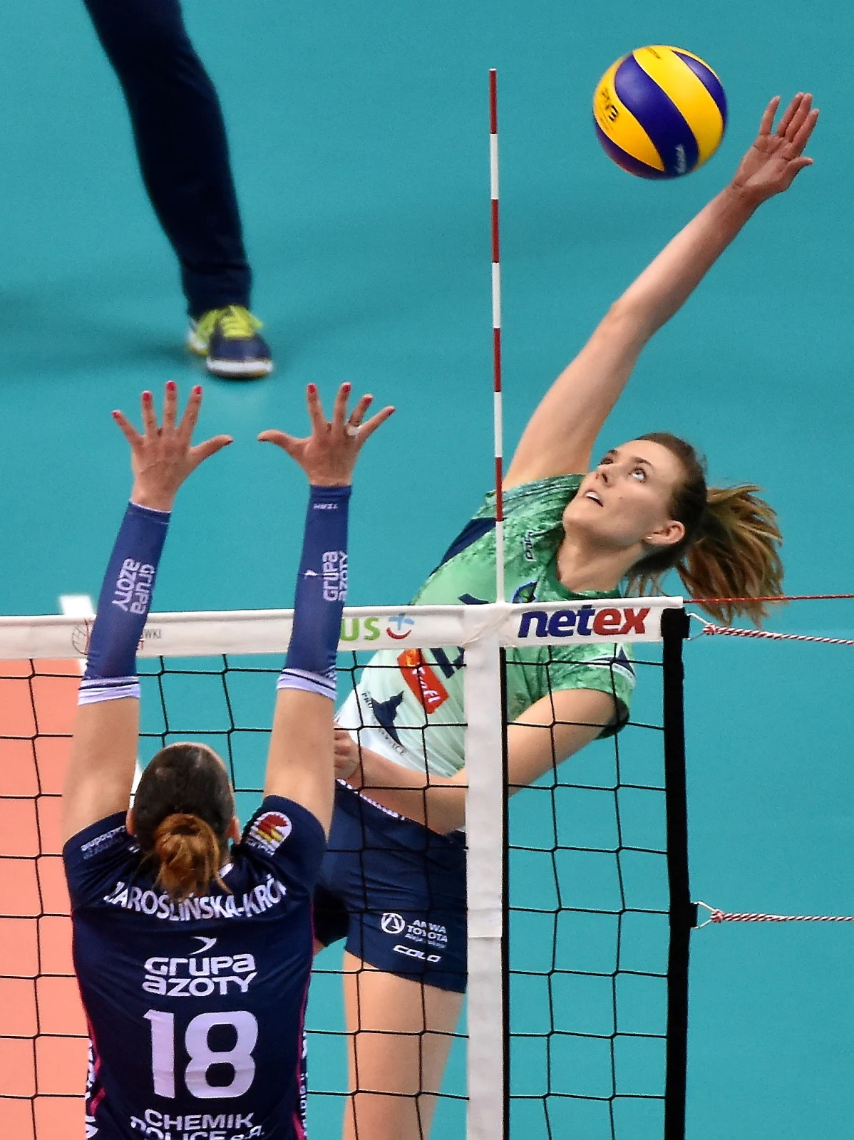 Najwięcej punktów dla gospodyń zdobyła Ewelina Brzeźińska. W ekipie mistrzyń Polski brylowały Natalia Mędrzyk (16) i Katarzyna Zaroślińska (14). Najwięcej punktów dla gospodyń zdobyła Ewelina Brzeźińska. W ekipie mistrzyń Polski brylowały Natalia Mędrzyk (16) i Katarzyna Zaroślińska (14).