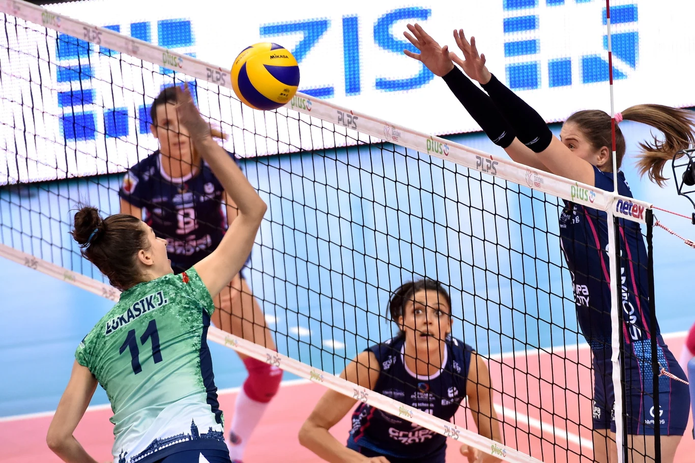 Najwięcej punktów dla gospodyń zdobyła Ewelina Brzeźińska. W ekipie mistrzyń Polski brylowały Natalia Mędrzyk (16) i Katarzyna Zaroślińska (14). Najwięcej punktów dla gospodyń zdobyła Ewelina Brzeźińska. W ekipie mistrzyń Polski brylowały Natalia Mędrzyk (16) i Katarzyna Zaroślińska (14).