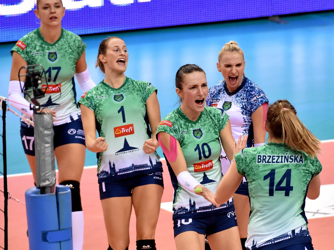 Najwięcej punktów dla gospodyń zdobyła Ewelina Brzeźińska. W ekipie mistrzyń Polski brylowały Natalia Mędrzyk (16) i Katarzyna Zaroślińska (14). Najwięcej punktów dla gospodyń zdobyła Ewelina Brzeźińska. W ekipie mistrzyń Polski brylowały Natalia Mędrzyk (16) i Katarzyna Zaroślińska (14).