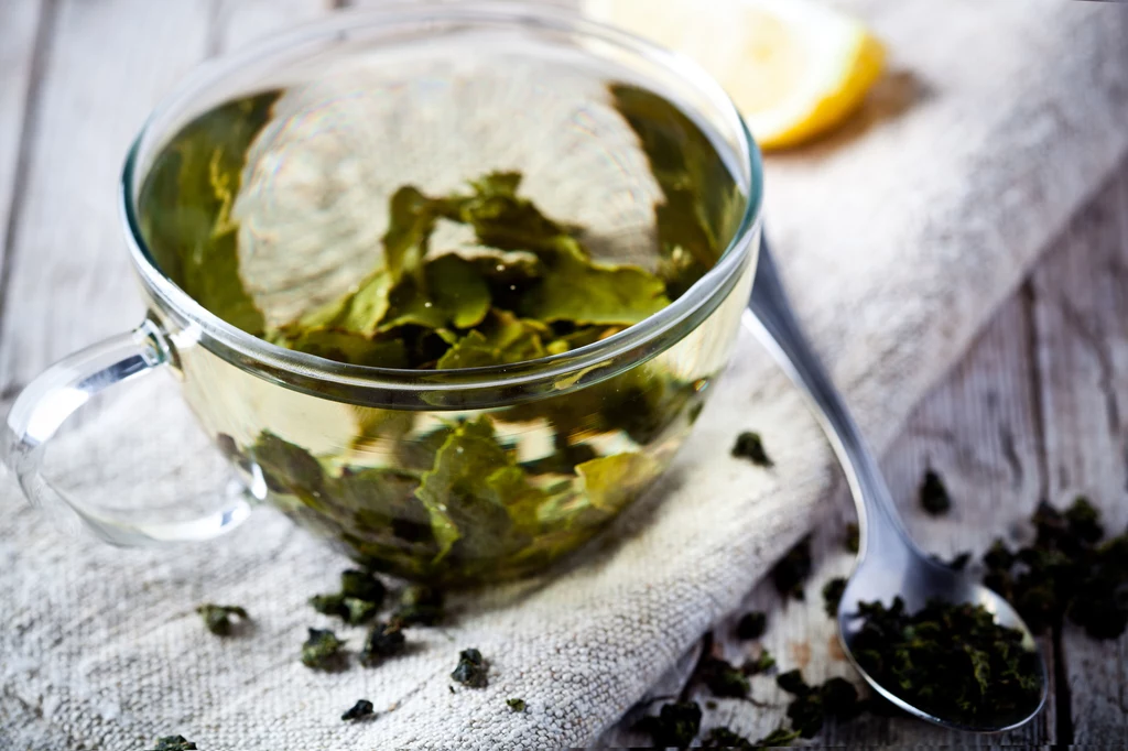 Zielona herbata z octem jest niezastąpiona w walce z trądzikiem