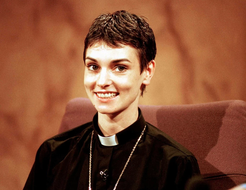 Sinead O'Connor niedługo po występie w "SNL" zaczęła pojawiać się na koncertach w stroju księdza