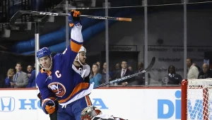 John Tavares (niebieski strój) strzela jednego z goli dla NY Islanders