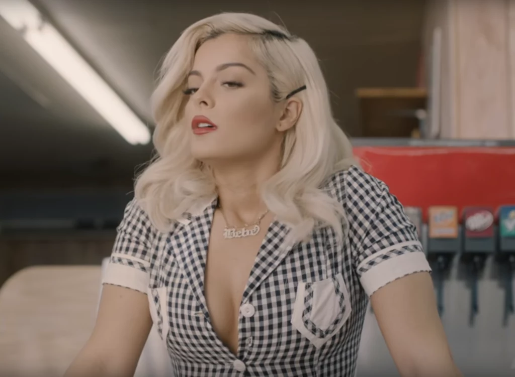 Bebe Rexha w teledysku "Meant to Be"