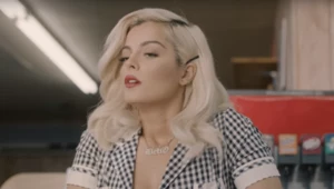 Bebe Rexha w teledysku "Meant to Be"
