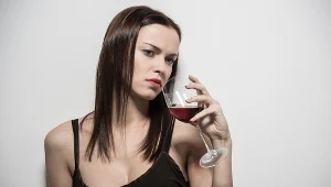 Picie alkoholu zwiększa ryzyko zachorowania na liczne nowotwory: jamy ustnej, gardła, przełyku, krtani, wątroby, jelita grubego i piersi. 