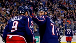 Nick Foligno (z prawej) i Artiemij Panarin z Columbus Blue Jackets