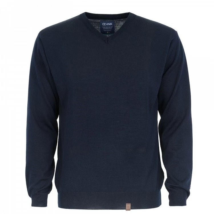 Klasyczny męski sweter typu v-neck w kolorze granatowym. Wykonany z połączenia wysoko gatunkowej wełny merino, która zapewnia wysoki komfort użytkowania i akrylu. Dowiedz się więcej Model wygodny i uniwersalny, doskonale sprawdzi się zarówno na formalne jak i nieformalne spotkanie. Idealny wybór na t-shirt czy koszule podczas jesiennego ochłodzenia w zestawie ze spodniami typu chino. Klasyczny męski sweter typu v-neck w kolorze granatowym. Wykonany z połączenia wysoko gatunkowej wełny merino, która zapewnia wysoki komfort użytkowania i akrylu. Dowiedz się więcej Model wygodny i uniwersalny, doskonale sprawdzi się zarówno na formalne jak i nieformalne spotkanie. Idealny wybór na t-shirt czy koszule podczas jesiennego ochłodzenia w zestawie ze spodniami typu chino.