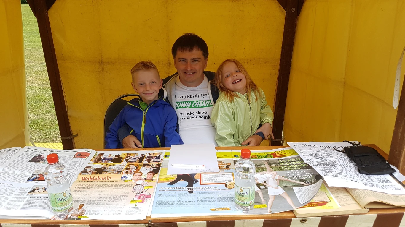 Redaktor naczelny tygodnika "Nowy Casnik" Grzegorz Wieczorek z dziećmi.