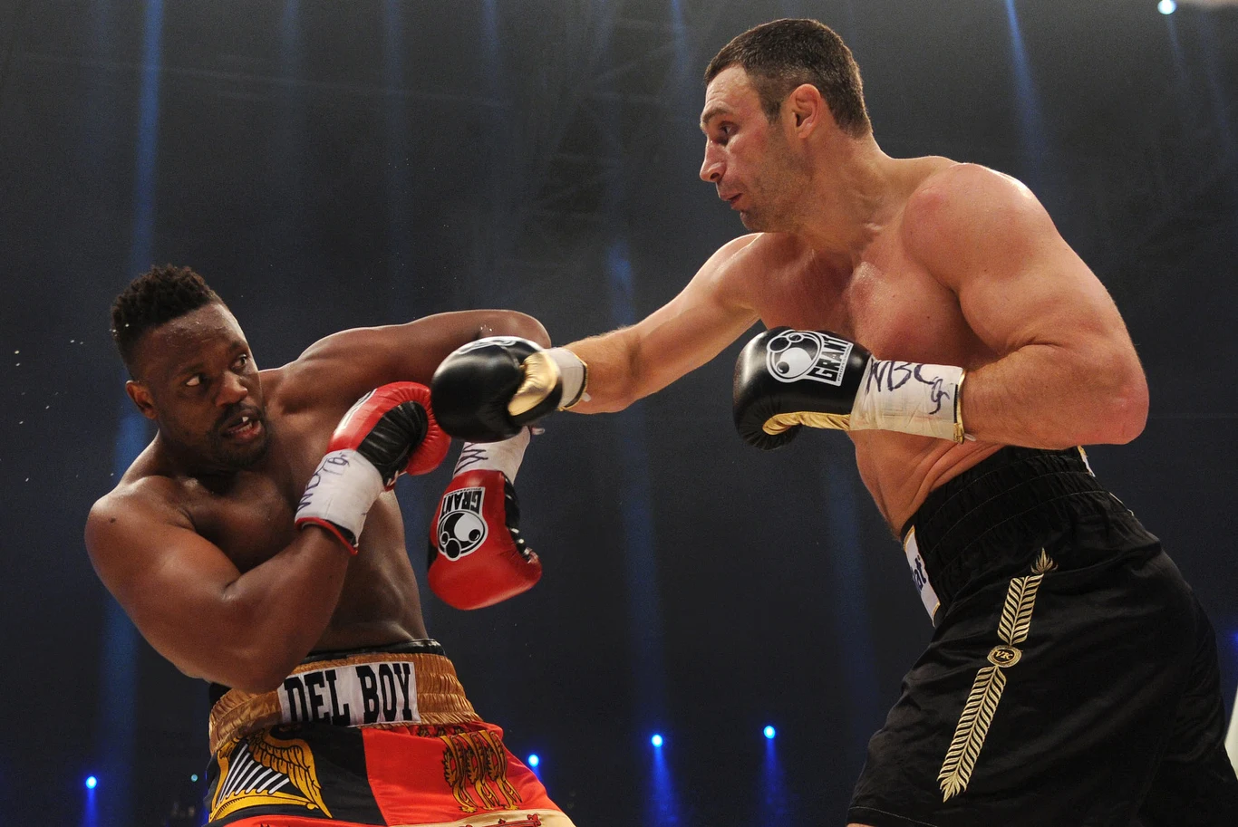 Dereck Chisora (z lewej) przegrał z Witalijem Kliczką