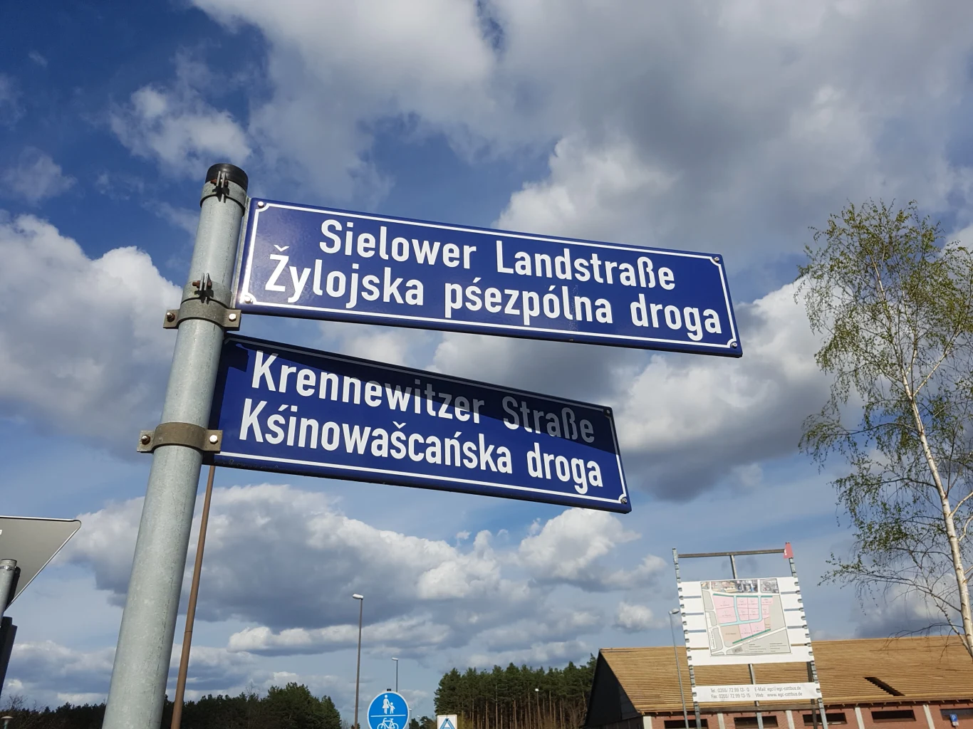 Tablice dwujęzyczne z nazwami ulic w Chociebużu