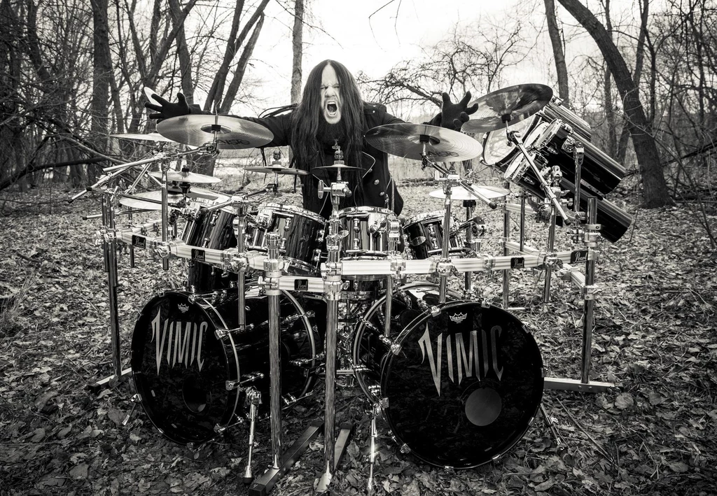 Liderem Vimic jest Joey Jordison