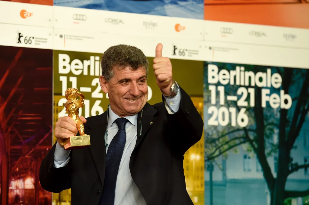 Pietro Bartolo, po tym jak film dokumentalny "Fuocoammare", w którym zagrał samego siebie, zdobył nagrodę Złotego Niedźwiedzia na festiwalu w Berlinie Pietro Bartolo, po tym jak film dokumentalny "Fuocoammare", w którym zagrał samego siebie, zdobył nagrodę Złotego Niedźwiedzia na festiwalu w Berlinie