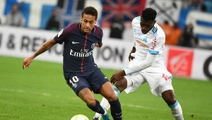 Neymar (L) w meczu z Olympique Marsylia