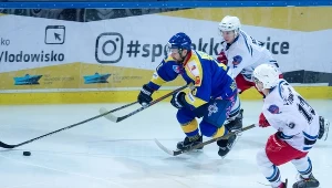 Olaf Bizacki (P) oraz Michał Rybak (C) z SMS PZHL Katowice oraz Krzysztof Zapała (L) z TatrySki Podhale Nowy Targ