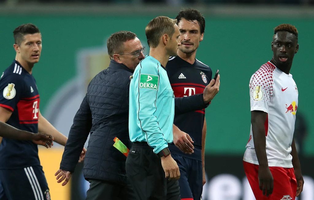 Ralf Rangnick usiłuje pokazać sędziemu kontrowersyjne sytuacje na swoim smartfonie Ralf Rangnick usiłuje pokazać sędziemu kontrowersyjne sytuacje na swoim smartfonie
