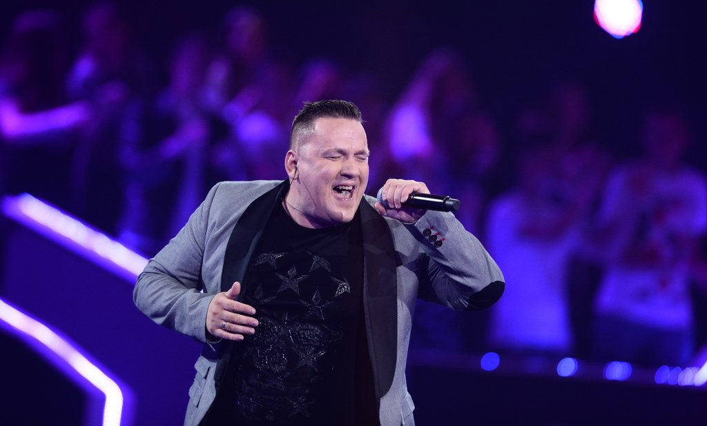 Piotr Kwiatkowski na scenie "The Voice of Poland"