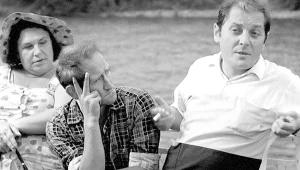 Irena Iżykowska, Jan Himilsbach i Zdzisław Maklakiewicz w filmie Marka Piwowskiego "Rejs" (1970)