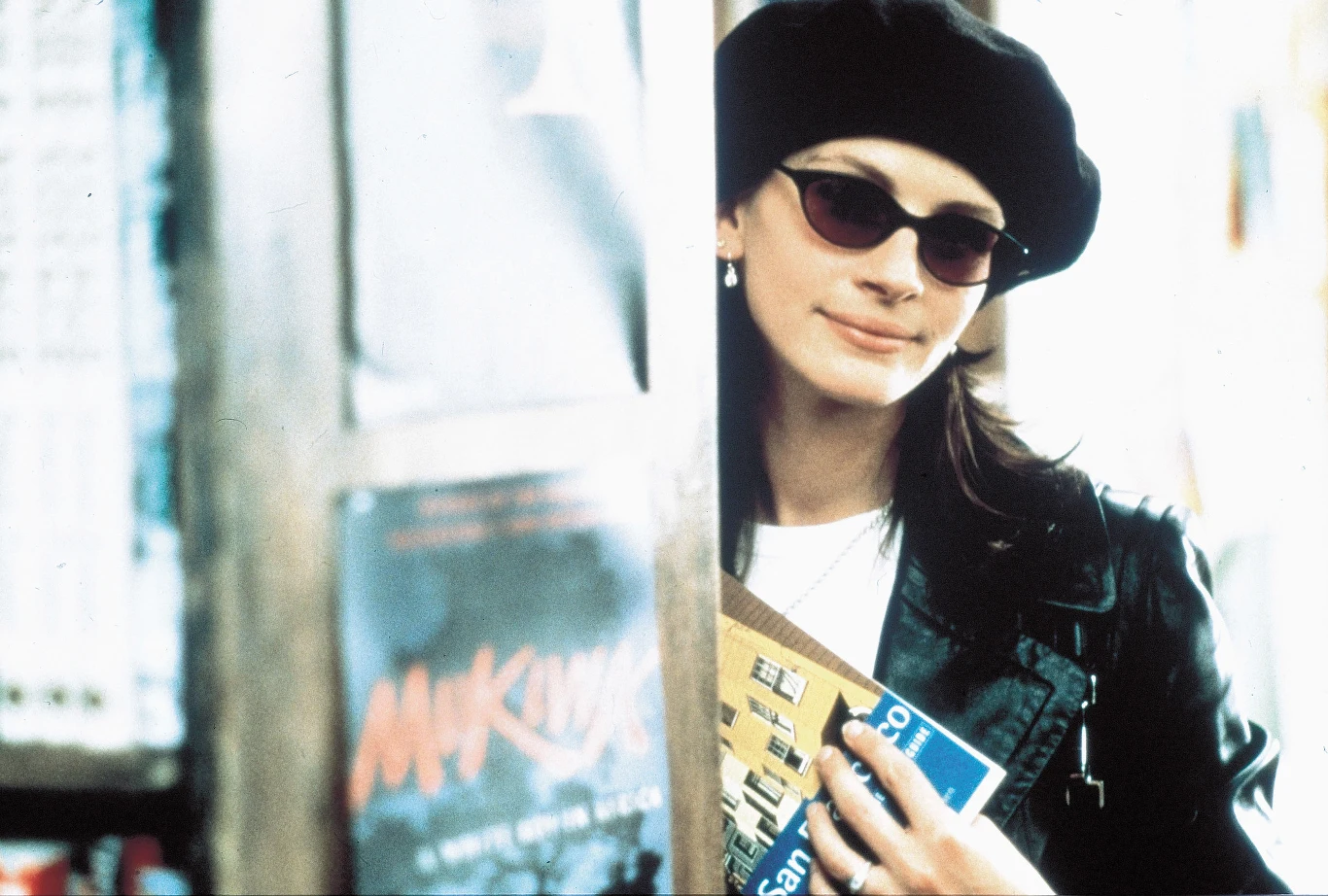 W tym samym roku oglądaliśmy aktorkę w jeszcze jednej komedii romantycznej. W "Notting Hill" wcieliła się w... znaną amerykańską aktorkę. Jej Anna Scott jest rozkapryszona i zmęczona sławą, w związku z czym przyjeżdża do Londynu, żeby trochę odpocząć. Tu spotyka się z granym przez Hugh Granta właścicielem raczej podrzędnej księgarni, w którym się zakochuje. Dosyć niespodziewanie film Rogera Michella okazał się o wiele bardziej udaną produkcją niż prognozowana na hit "Uciekająca panna młoda" Marshalla.