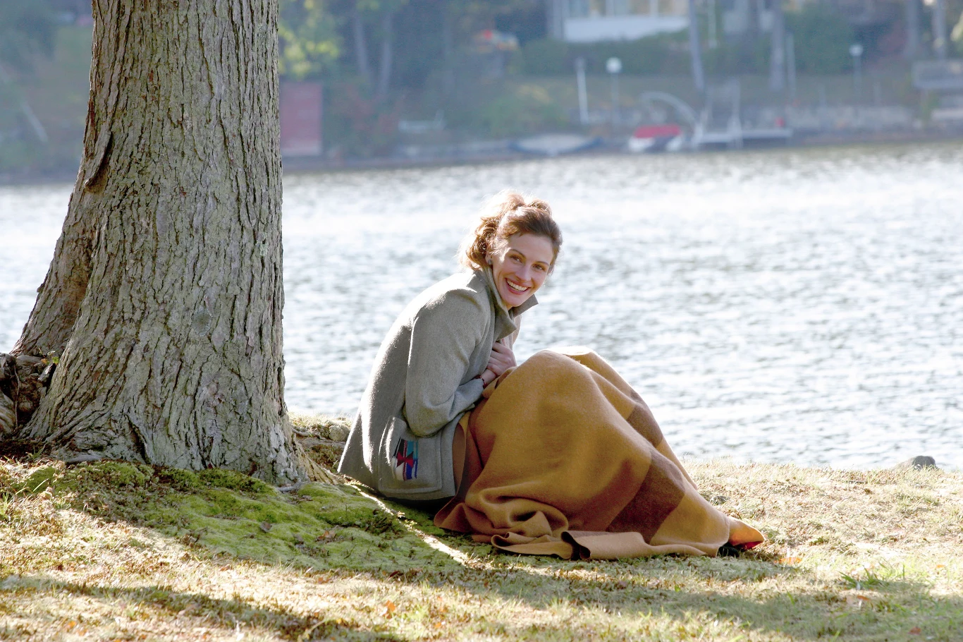 Następnie aktorka wcieliła się w charyzmatyczną nauczycielkę historii sztuki w filmie "Uśmiech Mony Lizy" (2003). Jej bohaterka walczy ze skostniałymi zasadami, konserwatyzmem, a także zachęca swoje wychowanki do niezależności i zdobycia wykształcenia.