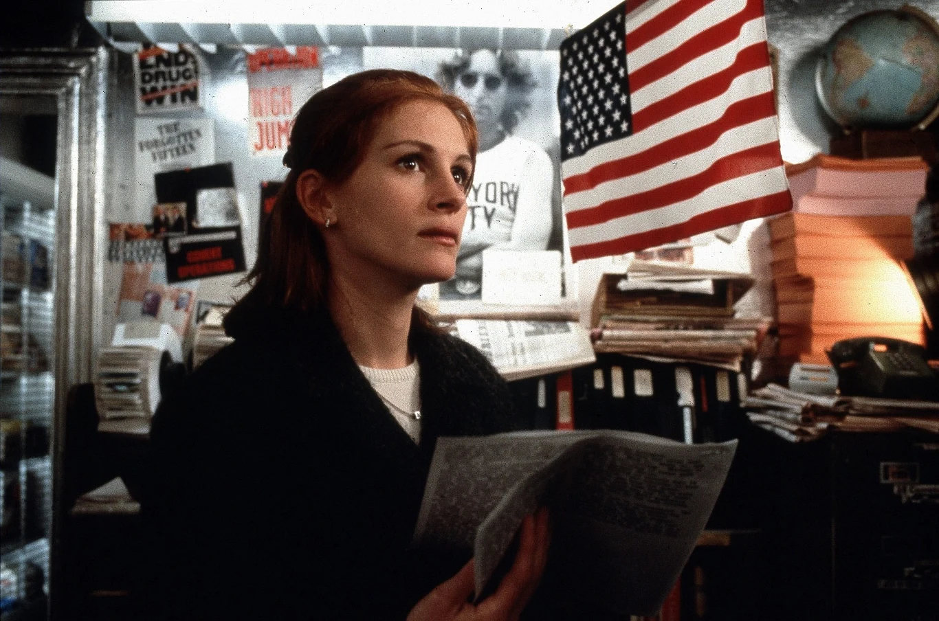 W 1996 roku Roberts wzięła udział w dramacie biograficznym "Michael Collins", opowiadającym o tytułowym irlandzkim polityku, założycielu IRA. Spotkała się też na planie z Woodym Allenem przy okazji musicalu "Wszyscy mówią: kocham cię" (1996). Z kolei w "Teorii spisku" Richarda Donnera (1997) znów zagrała prawniczkę, która pragnie odkryć prawdę, tym razem o tajemniczym zabójstwie swojego ojca.