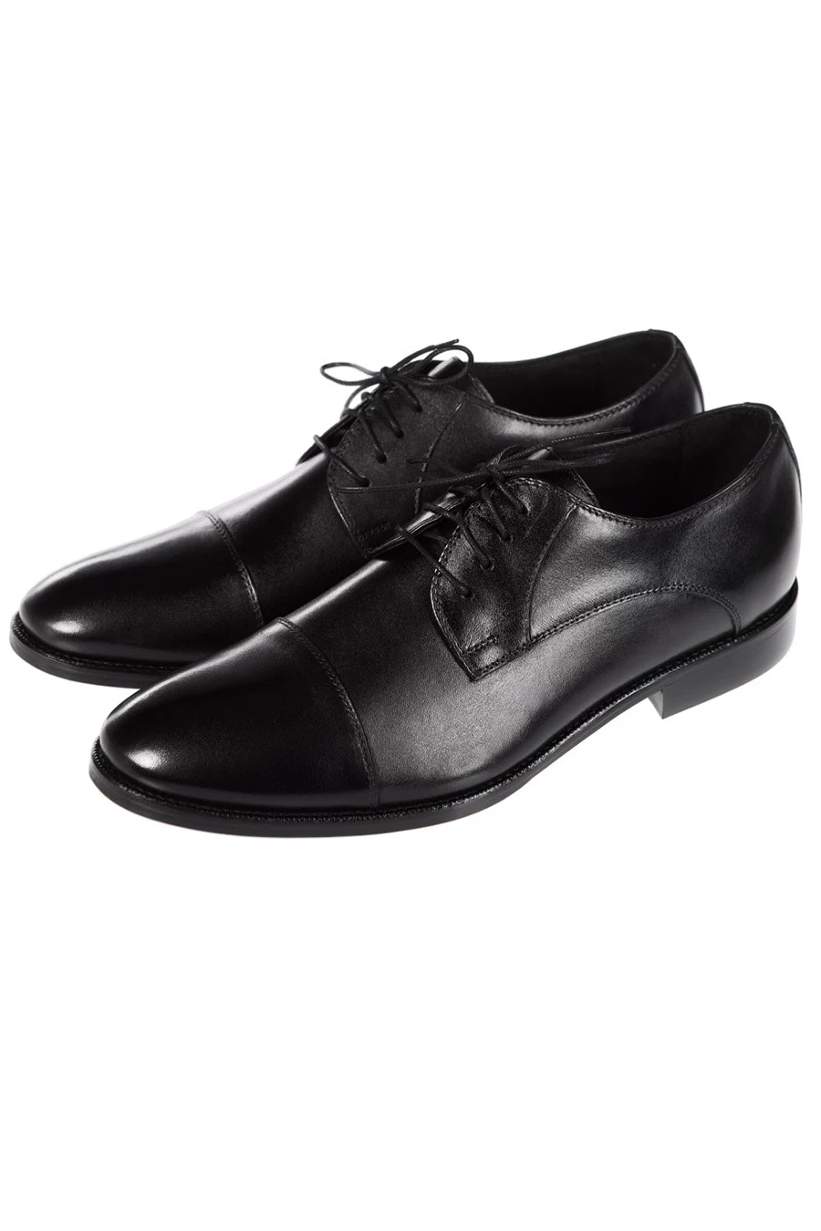 Westfield to klasyczne buty derby w angielskim stylu, świetnie sprawdzi się w zestawie z dziennym garniturem do pracy, a także do zestawów koordynowanych (marynarka i spodnie w innym kolorze). Nieco grubsza, wysokogatunkowa podeszwa z tworzywa zapewnia stabilność, komfort, niższe zużycie oraz lepszą odporność na wilgoć i zabrudzenia. Wnętrze buta został częściowo wykonane z naturalnej skóry. Dowiedz się więcej Westfield to klasyczne buty derby w angielskim stylu, świetnie sprawdzi się w zestawie z dziennym garniturem do pracy, a także do zestawów koordynowanych (marynarka i spodnie w innym kolorze). Nieco grubsza, wysokogatunkowa podeszwa z tworzywa zapewnia stabilność, komfort, niższe zużycie oraz lepszą odporność na wilgoć i zabrudzenia. Wnętrze buta został częściowo wykonane z naturalnej skóry. Dowiedz się więcej