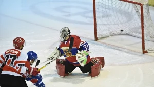 Strzelający bramkę hokeista Comarch Cracovii Teddy Da Costa (L) i bramkarz Filip Landsman (P) z TMH Polonii Bytom