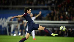 Edinson Cavani mija bramkarza i za chwilę strzeli gola na 2-0
