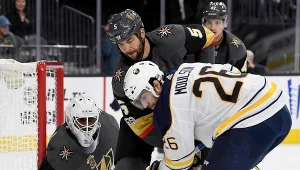 Hokeiści Las Vegas Golden Knights (w ciemnych strojach) w NHL radzą sobie jak rutyniarze.