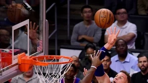 Blake Griffin z LA Clippers i Andre Drummond (z lewej) z Detroit Pistons 