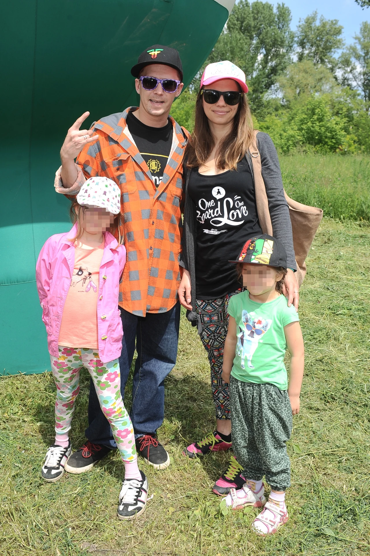 Bartosz Obuchowicz z żoną i córkami 