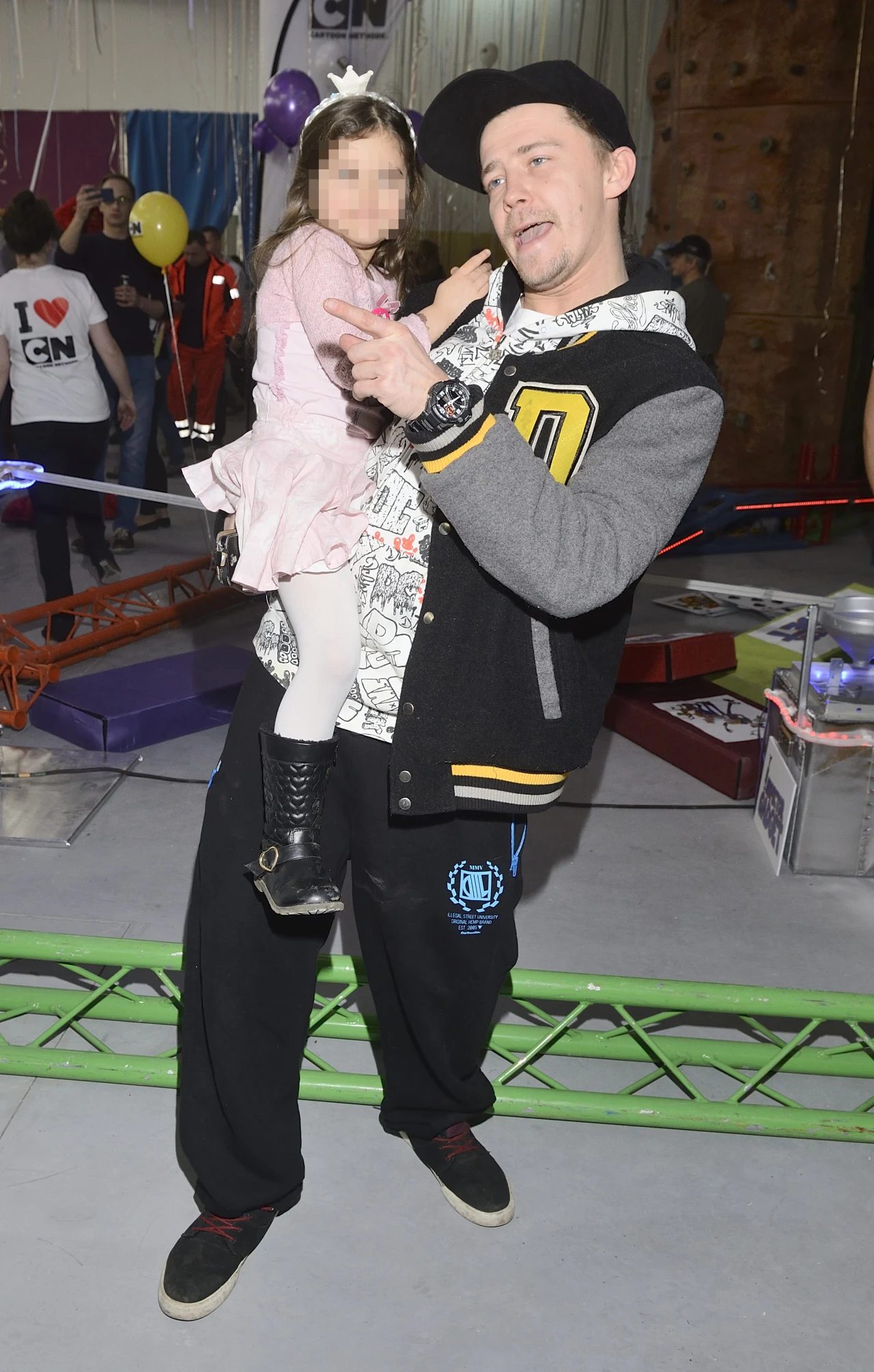 Bartosz Obuchowicz z jedną z córek 