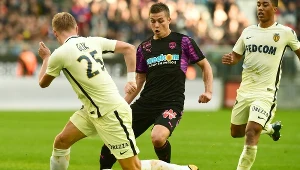 Kamil Glik w starciu z Nicolasem De Previllem