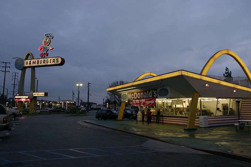 Najstarsza działająca restauracja sieci McDonald's została otwarta w 1953 roku (Downey, Kalifornia)