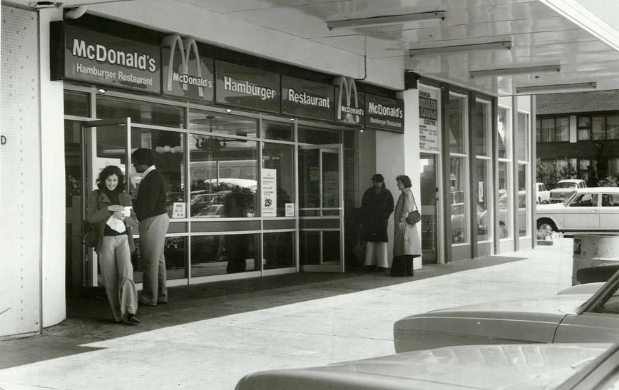 McDonald's to dziś marka globalna. Lokal w Nowej Zelandii, rok 1976