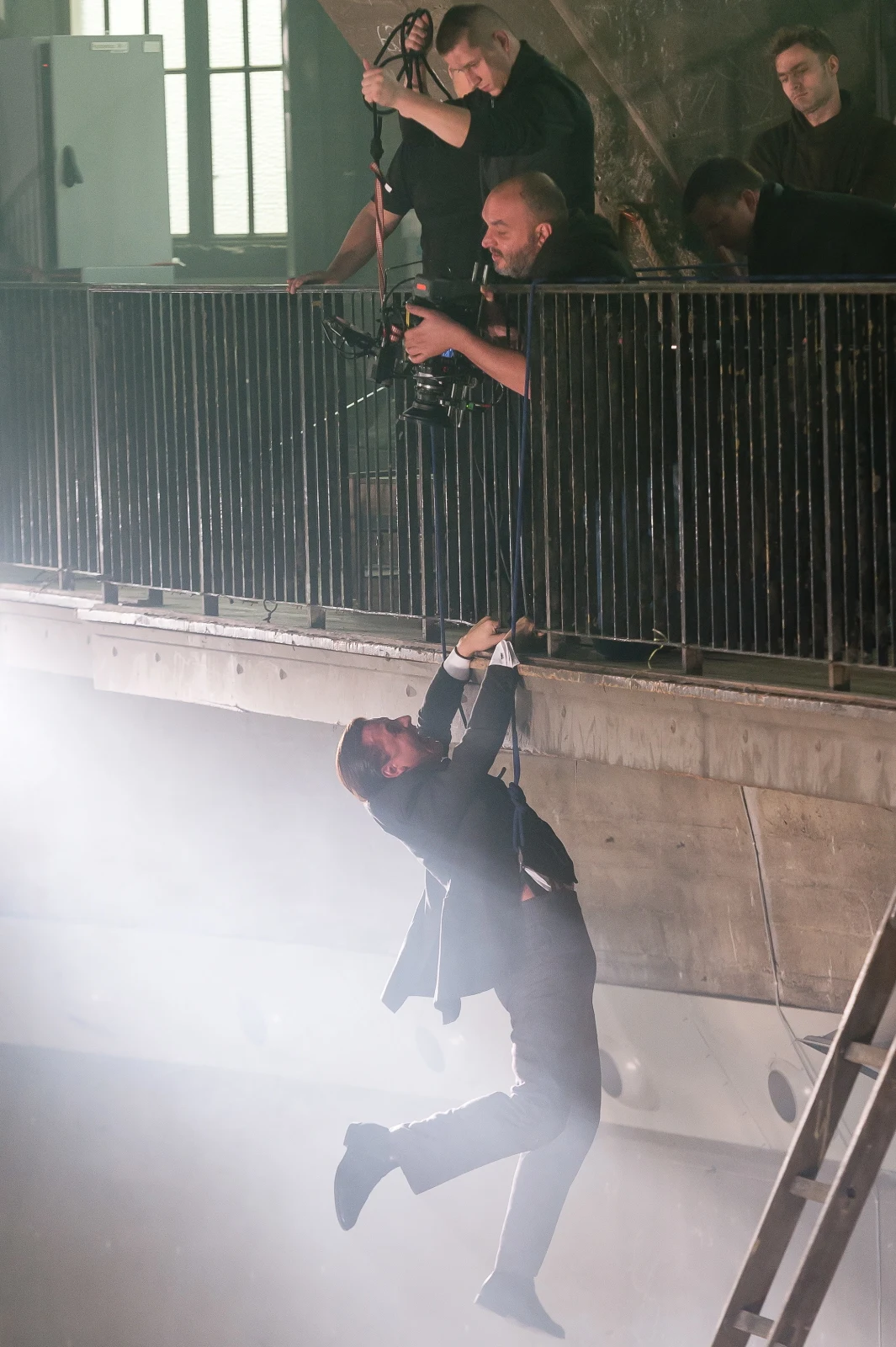 Podoficer Mock, którego przyszłość w policji wisi na włosku, decyduje się na „zdalnie sterowane” śledztwo – może ono równie dobrze ocalić jego karierę, jak i doprowadzić ją do ostatecznego upadku. Spotęgowane przez liczne zwroty akcji stałe napięcie nie pozwala przejść wobec tej historii obojętnie. Podoficer Mock, którego przyszłość w policji wisi na włosku, decyduje się na „zdalnie sterowane” śledztwo – może ono równie dobrze ocalić jego karierę, jak i doprowadzić ją do ostatecznego upadku. Spotęgowane przez liczne zwroty akcji stałe napięcie nie pozwala przejść wobec tej historii obojętnie.